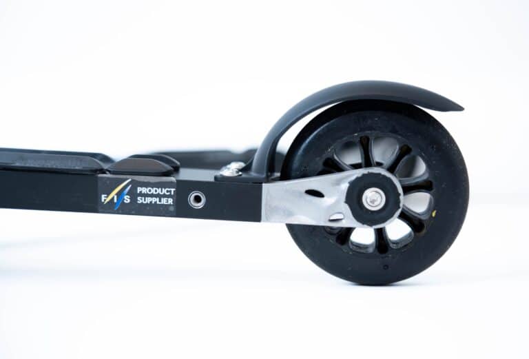 Nærbilde av bakhjulet og skjermen på FF Rollerskis med FIS-logo, perfekt for profesjonell trening.