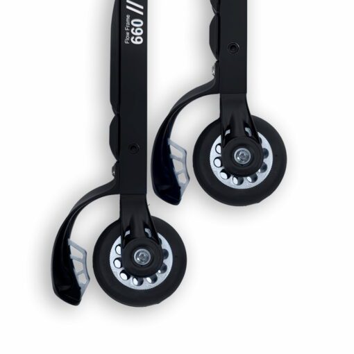 FF Rollerskis Flow Frame 660 Hjul Detaljbilde av FF Rollerskis Flow Frame 660 hjul og gaffel i svart finish for optimal stabilitet og kontroll.