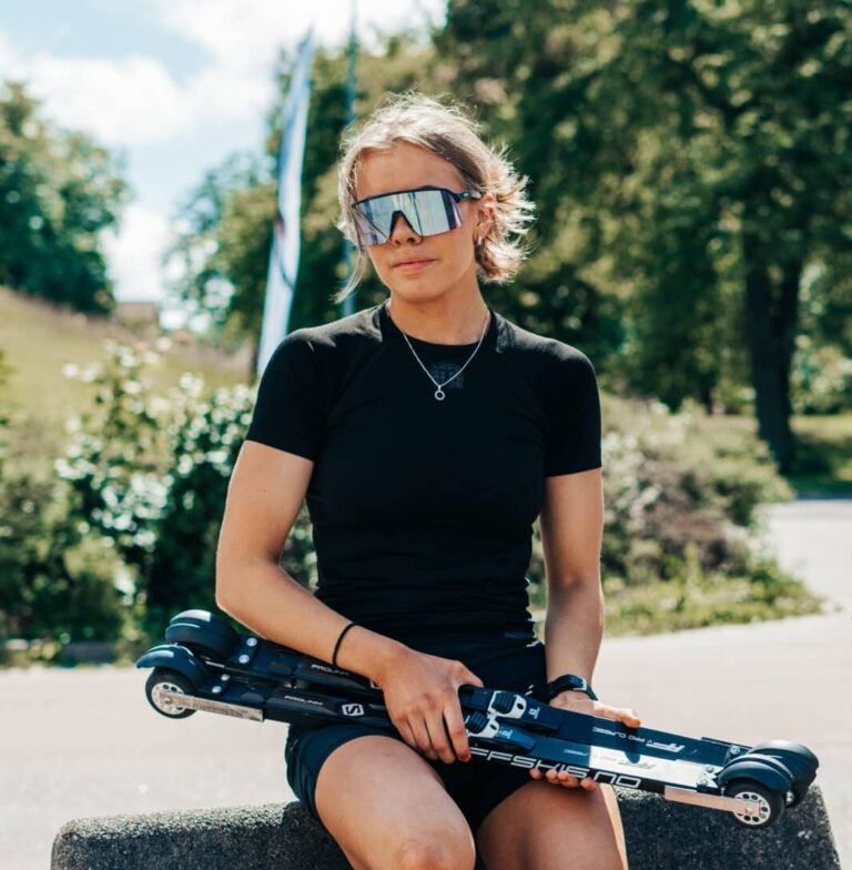 FF Rollerskis i bruk utendørs – rulleski for stabilitet, komfort og realistisk skiopplevelse på asfalt.