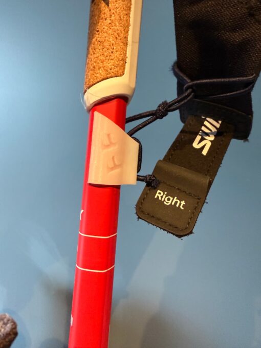 FF PoleControl klips montert rett under korkgrepet på rød Swix stav