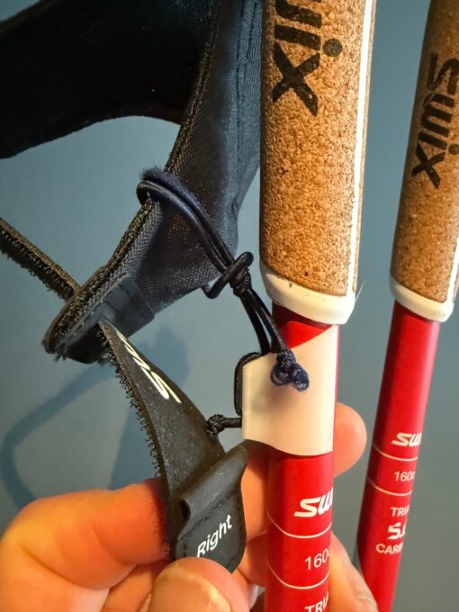 FF PoleControl montert på Swix ski stav – klips under korkgrep med håndstropp