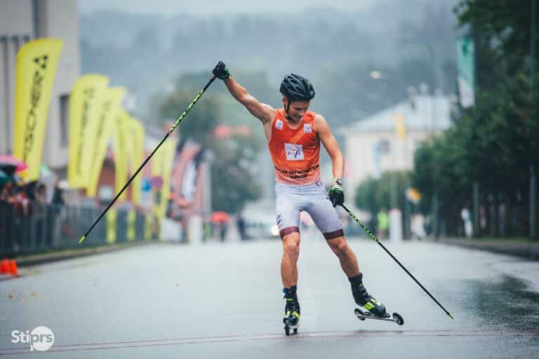 Skiene verdens beste avgjør VM på, er utviklet i Norge – her er hva det betyr for deg 1 A young athelete crossing the finish line on rollerskis in Madona.
