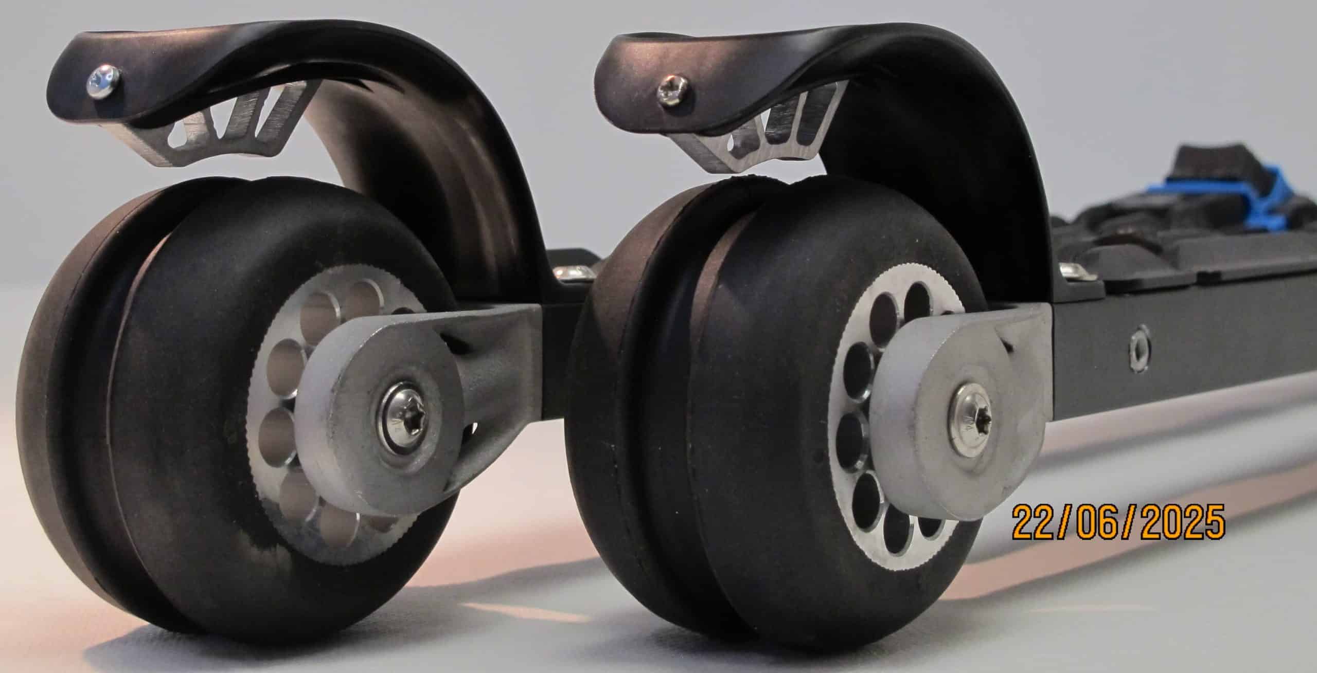 FF Rollerskis bremsekloss for klassisk stil – montert på rulleski.