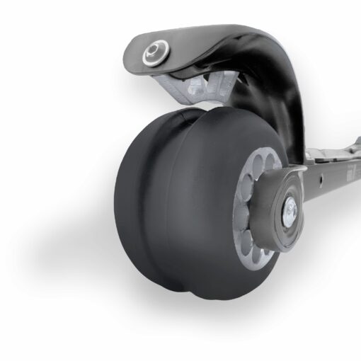 FF Rollerskis rulleski hjul og detaljer Nærbilde av et bredt sort hjul og skjerm på en FF Rollerskis rulleski med aluminiumsfelg.