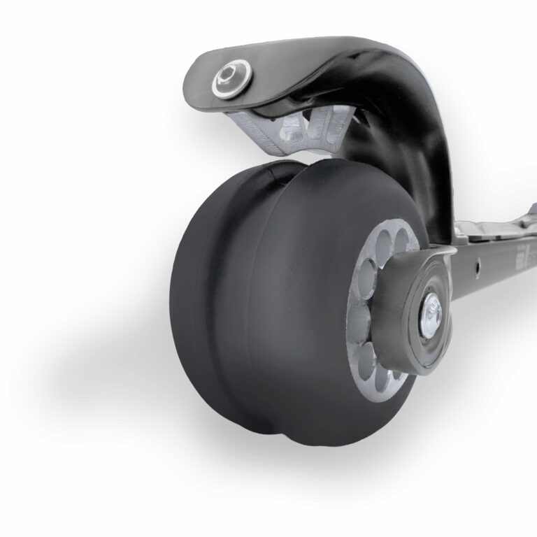 Nærbilde av et bredt sort hjul og skjerm på en FF Rollerskis rulleski med aluminiumsfelg.