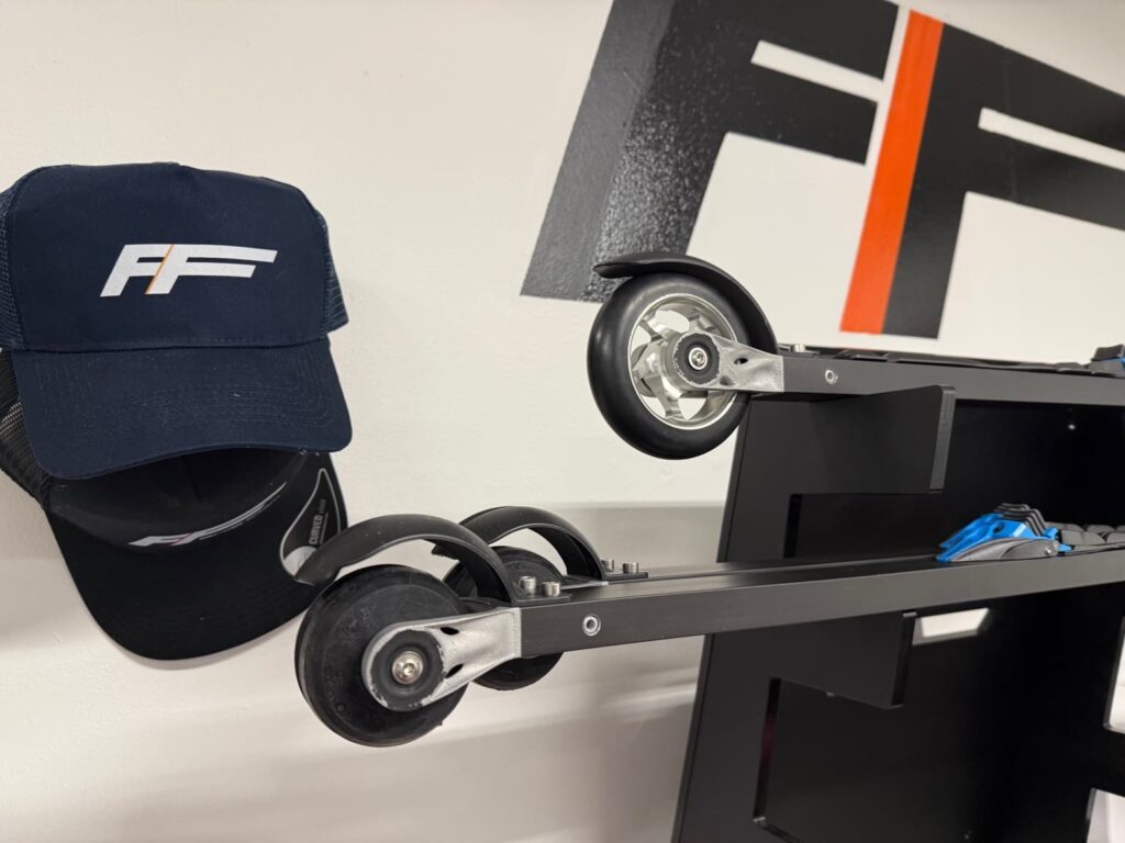 FF Rollerskis rulleski på utstillingsstativ med merkevarelogo