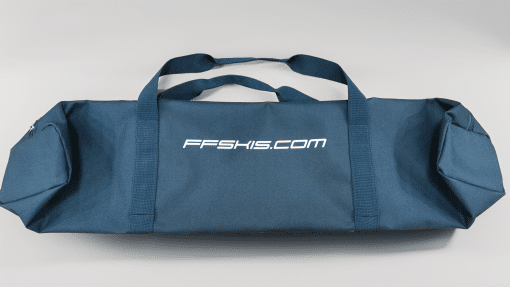 FF Rulleskibag Blå med Hvit Logo FF Rulleskibag i blå med hvit FFskis-logo – robust, vannavstøtende bag for trygg transport og oppbevaring av rulleski.