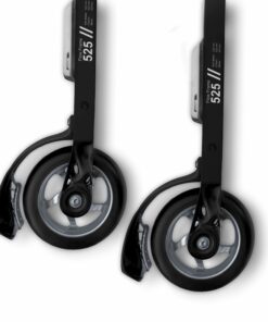 Nærbilde av FF Rollerskis Flow Frame 525 med sorte hjul og skjermer på hvit bakgrunn.