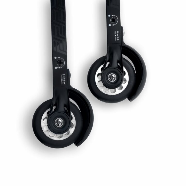 To svarte rulleski hjul fra FF Rollerskis med Flow link system og verktøymarkering for enkel justering.