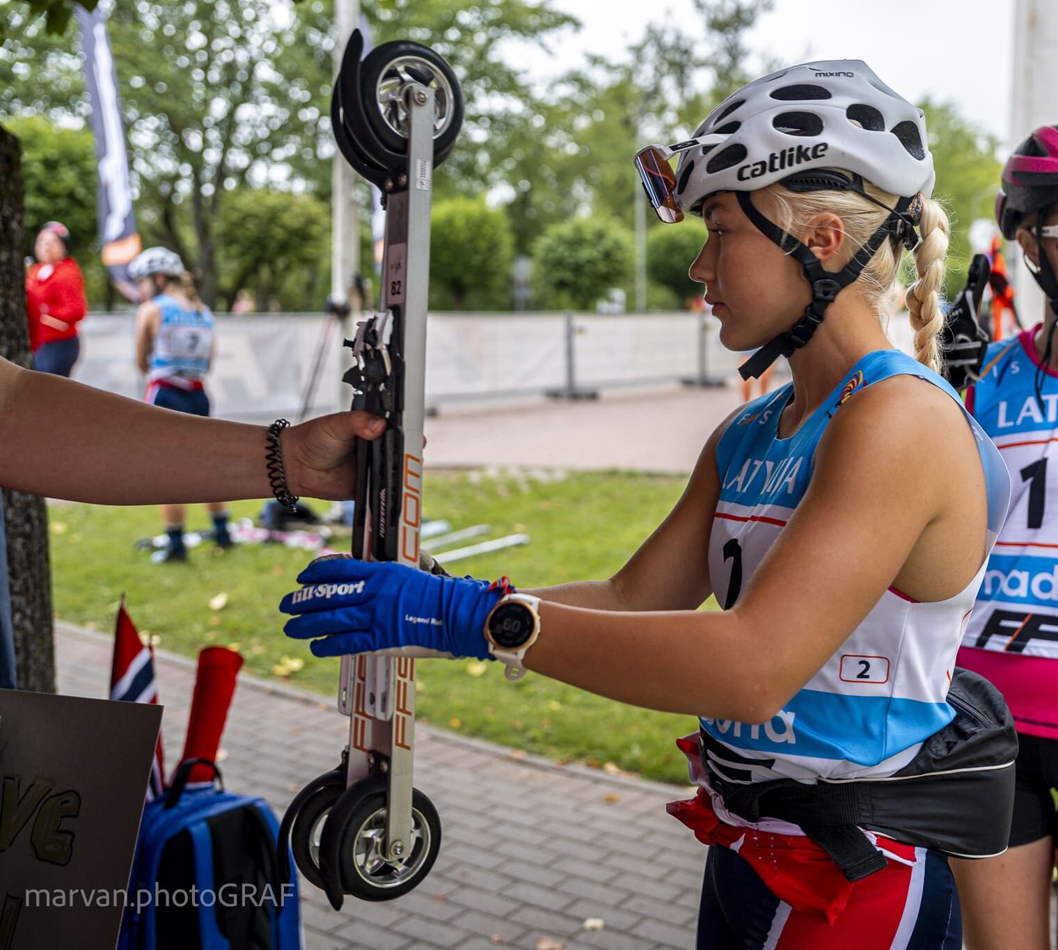 Føl mestringen når du griper dine FF Skis rulleski, klar til å dominere banen.