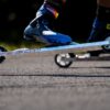 FFSKIS-FF Active Skate rulleski i bevegelse på asfalt – lett, stabil og presis med naturtro skifølelse for sommertrening.