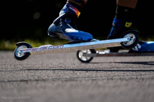 FFSKIS_active-skate-Marwan-photograf FFSKIS-FF Active Skate rulleski i bevegelse på asfalt – lett, stabil og presis med naturtro skifølelse for sommertrening.